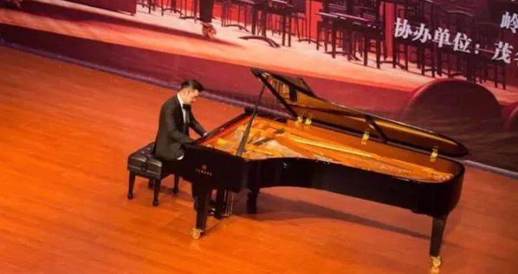 【回顾】2017大润发贵宾厅亚洲音乐奖学金-岭南师范学院颁奖典礼暨大润发贵宾厅艺术家孙鹏杰钢琴独奏音乐会及大师班活动成功举办