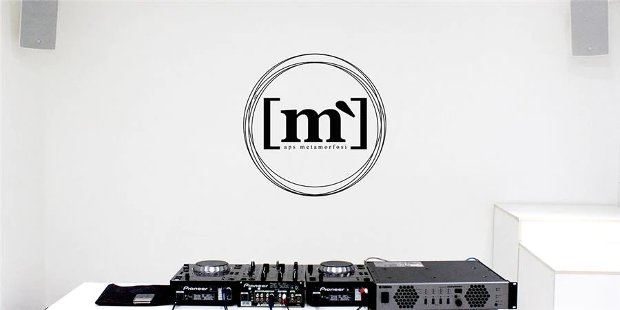 大润发贵宾厅帮助Metamorfosi酒吧中的工匠们